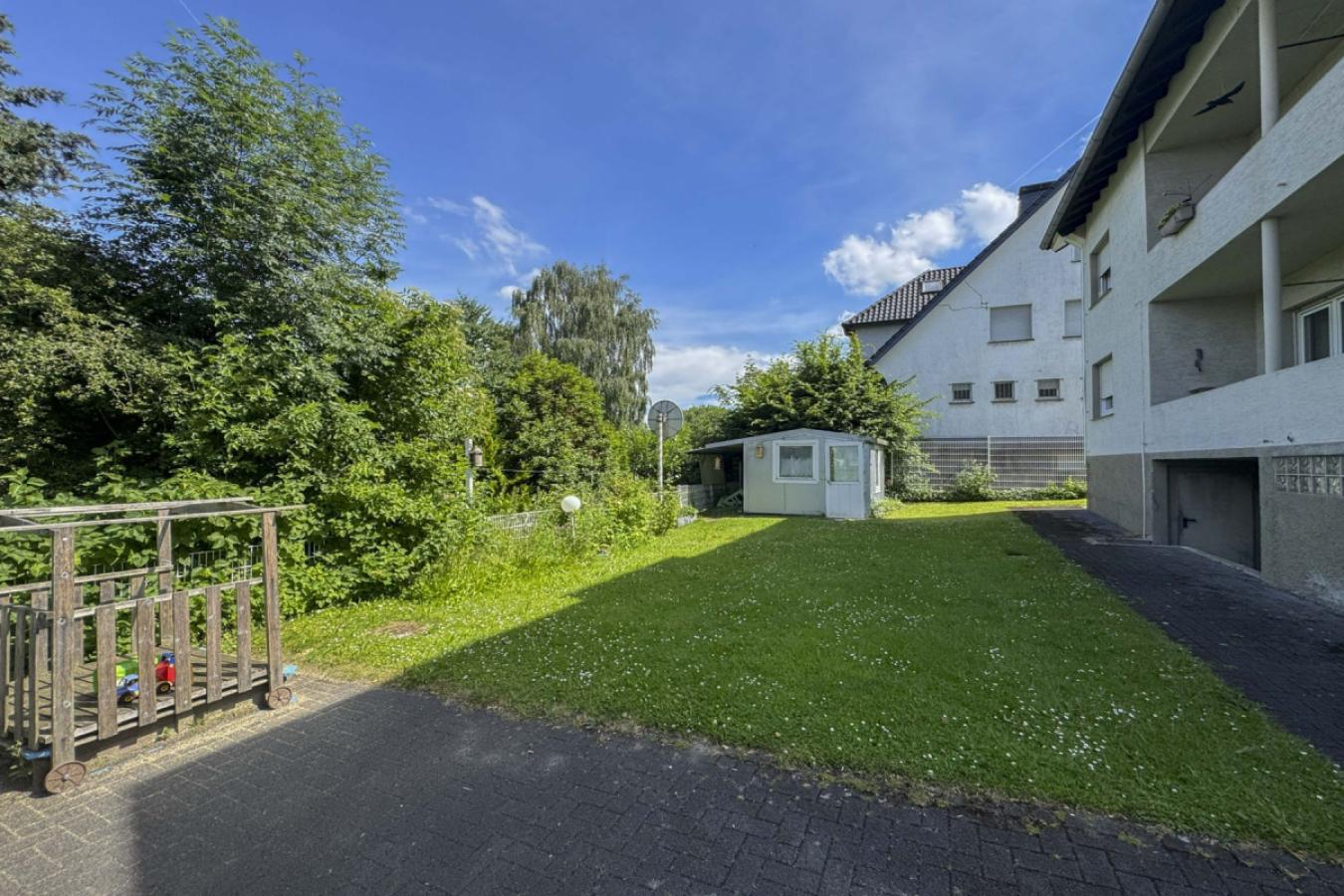 Hinteransicht und Garten