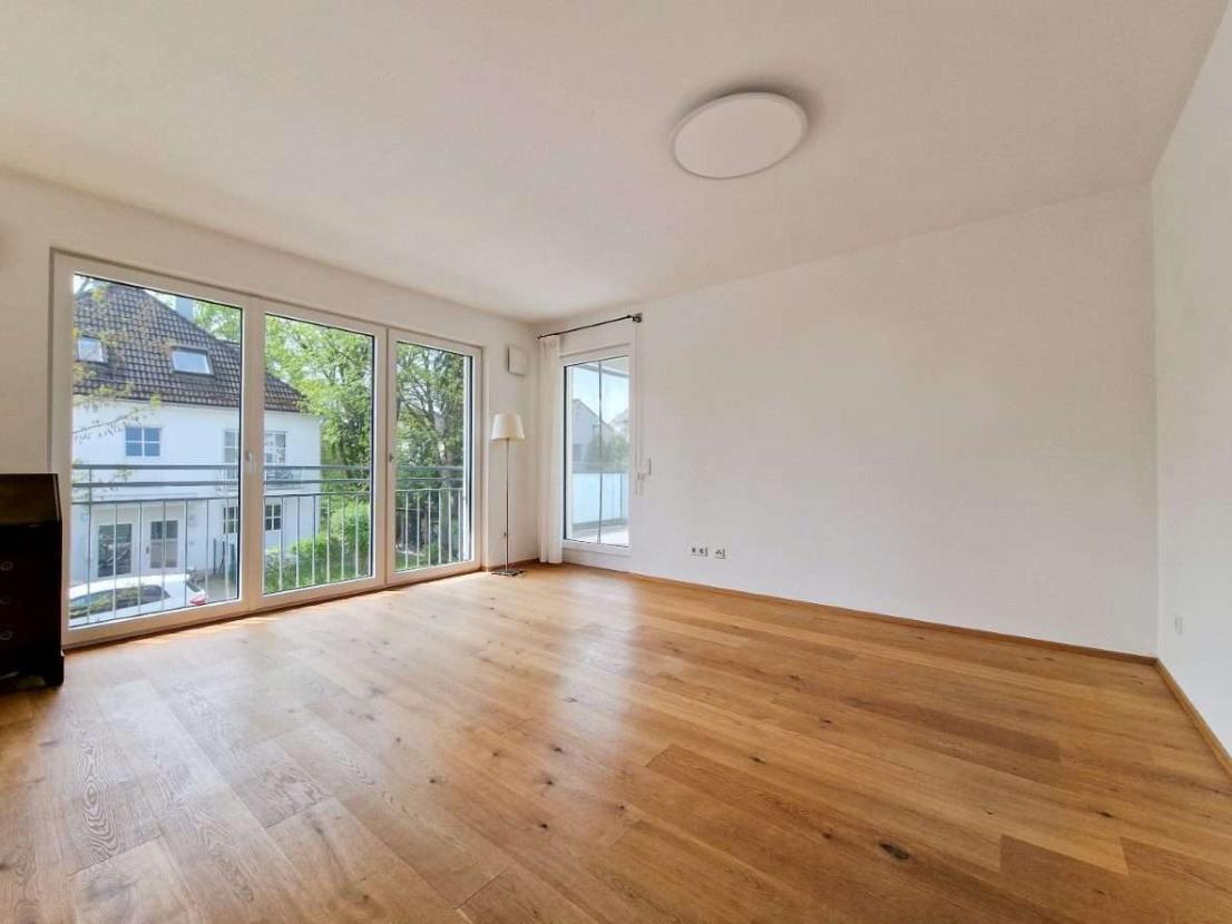 Wohnzimmer, hell u. luftig