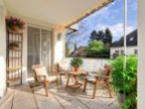 Großer Balkon (KI-möbliert)
