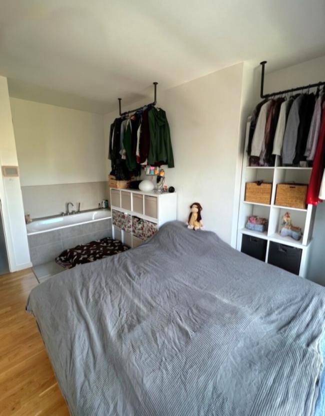Schlafzimmer mit Badewanne