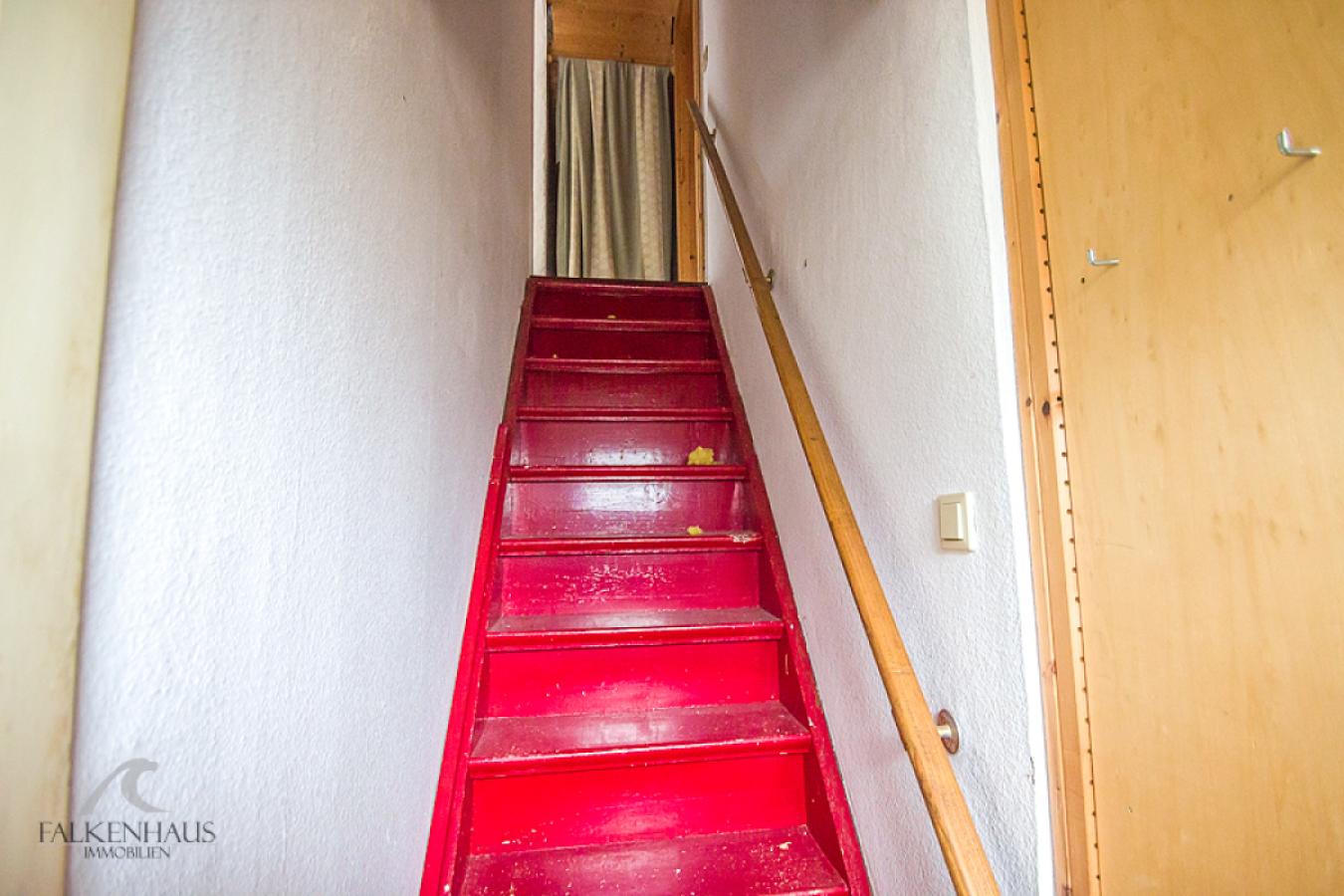 2. Treppenaufgang vom Erdgeschoss zum Obergeschoss