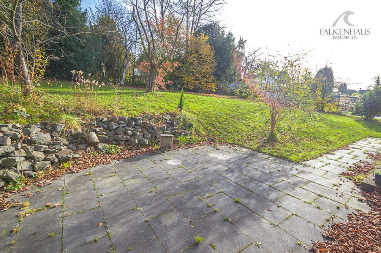 Blick von der hinteren Terrasse in den Garten