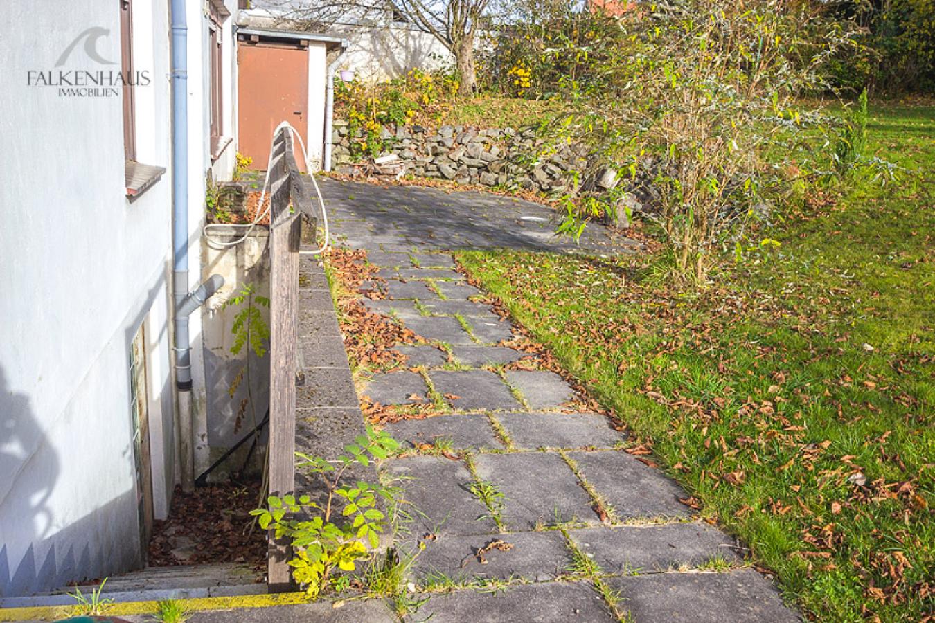 Zugang zum Keller und zur Garage über die Gebäuderückseite