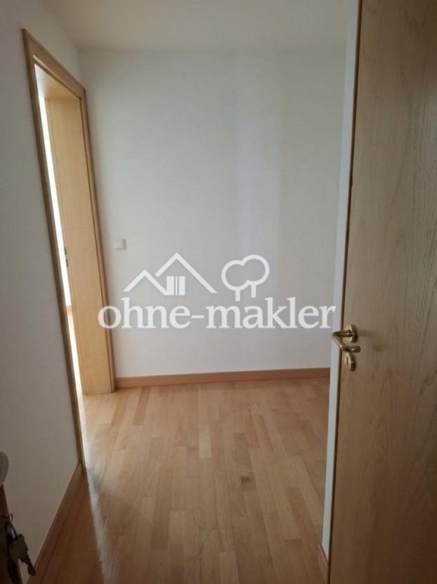 Eingang mit Garderobe rechts