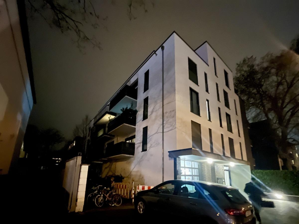 Hausfront / Abend