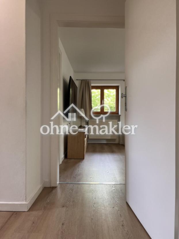 Flur mit Blick ins Wohnzimmer