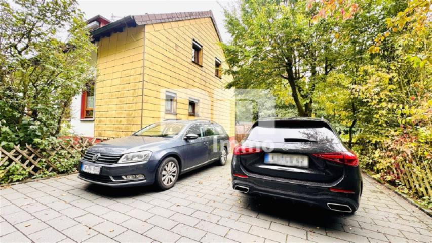 Parkflächen neben dem Haus / zufahrt Grundstück