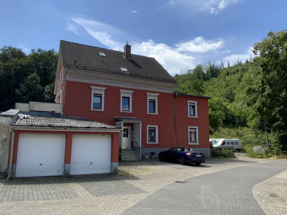 Haus mit Garagen