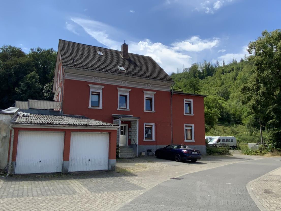 Haus mit Garagen