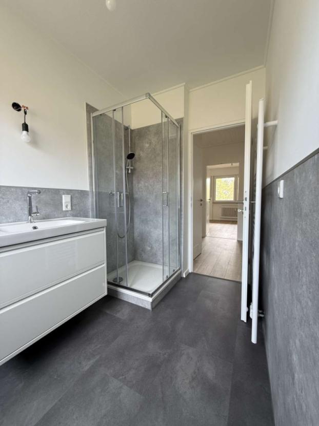 Modernes Duschbad
