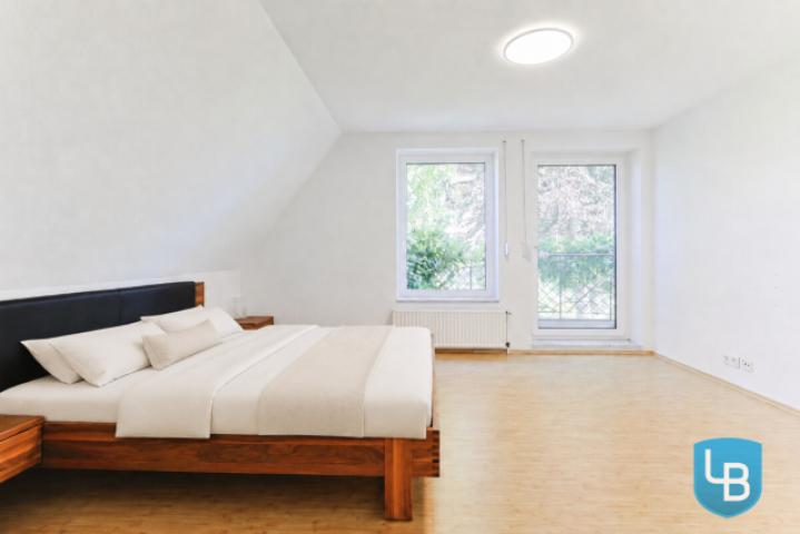 Herrliches Schlafzimmer mit Balkon