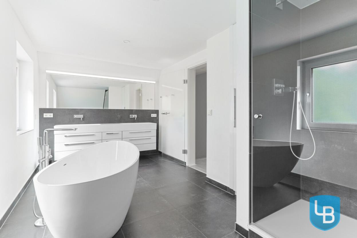 Vollbad mit freistehender Wanne