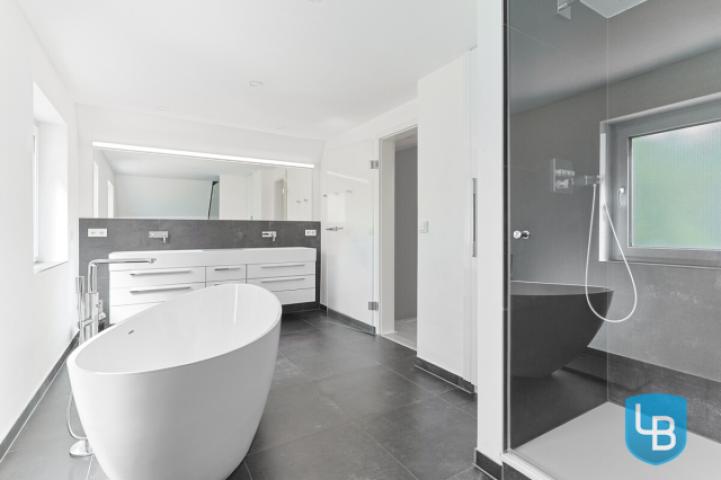 Vollbad mit freistehender Wanne