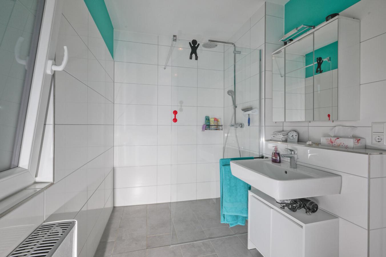 Tageslichtbadezimmer m. bodengleicher Dusche