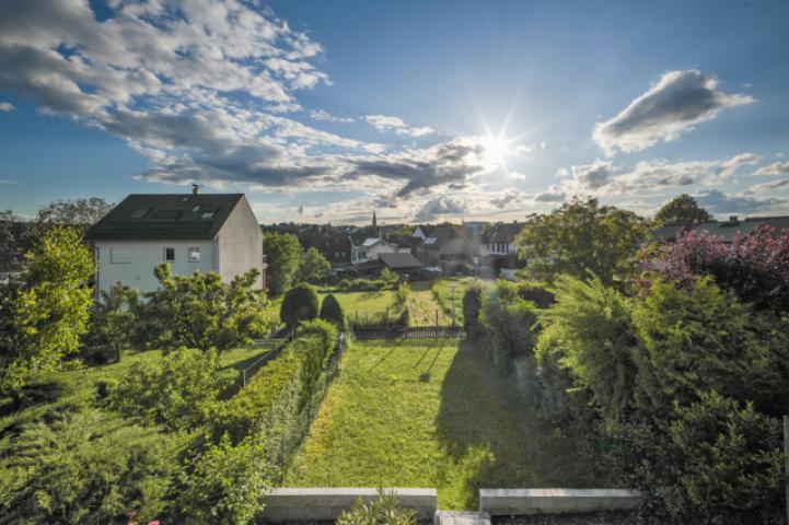 Blick vom Balkon in den Garten