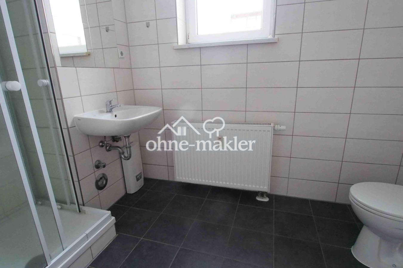 Bad mit Dusche und Fenster