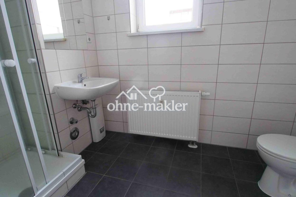 Bad mit Dusche und Fenster
