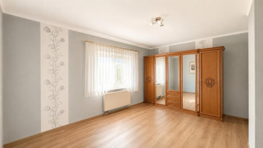 ein schönes großes Schlafzimmer