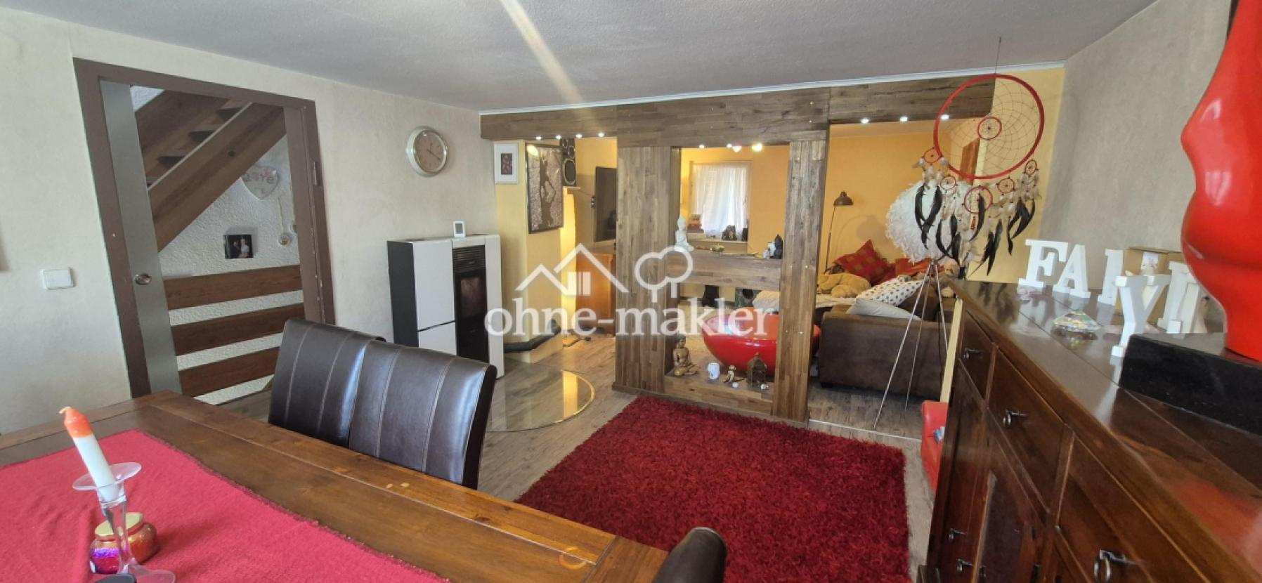 Blick vom Esszimmer ins Wohnzi