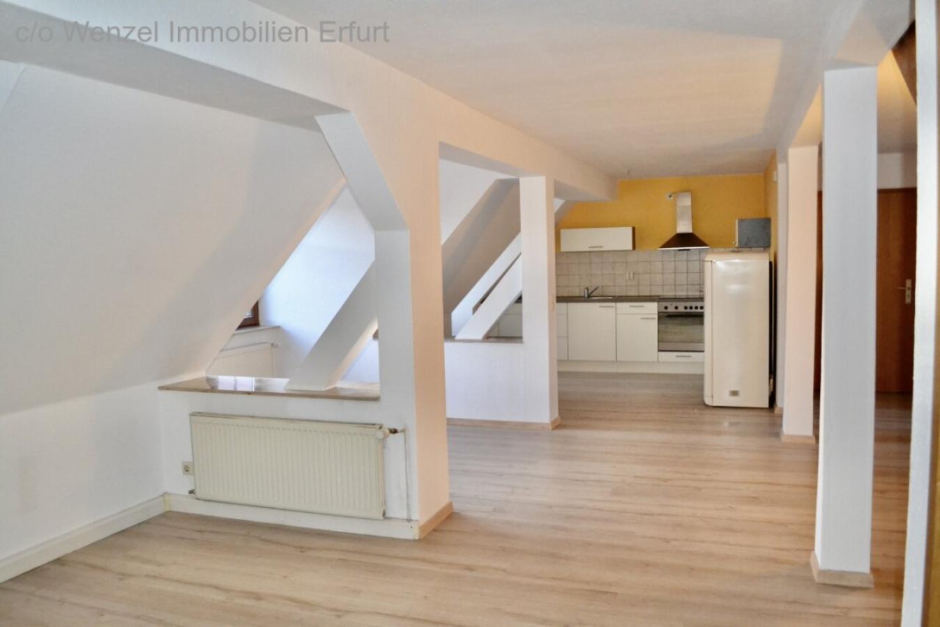 Blick zum Essbereich und Küche