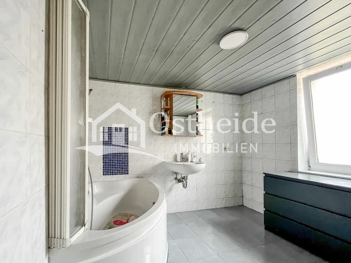 Badezimmer (Ansicht 2)