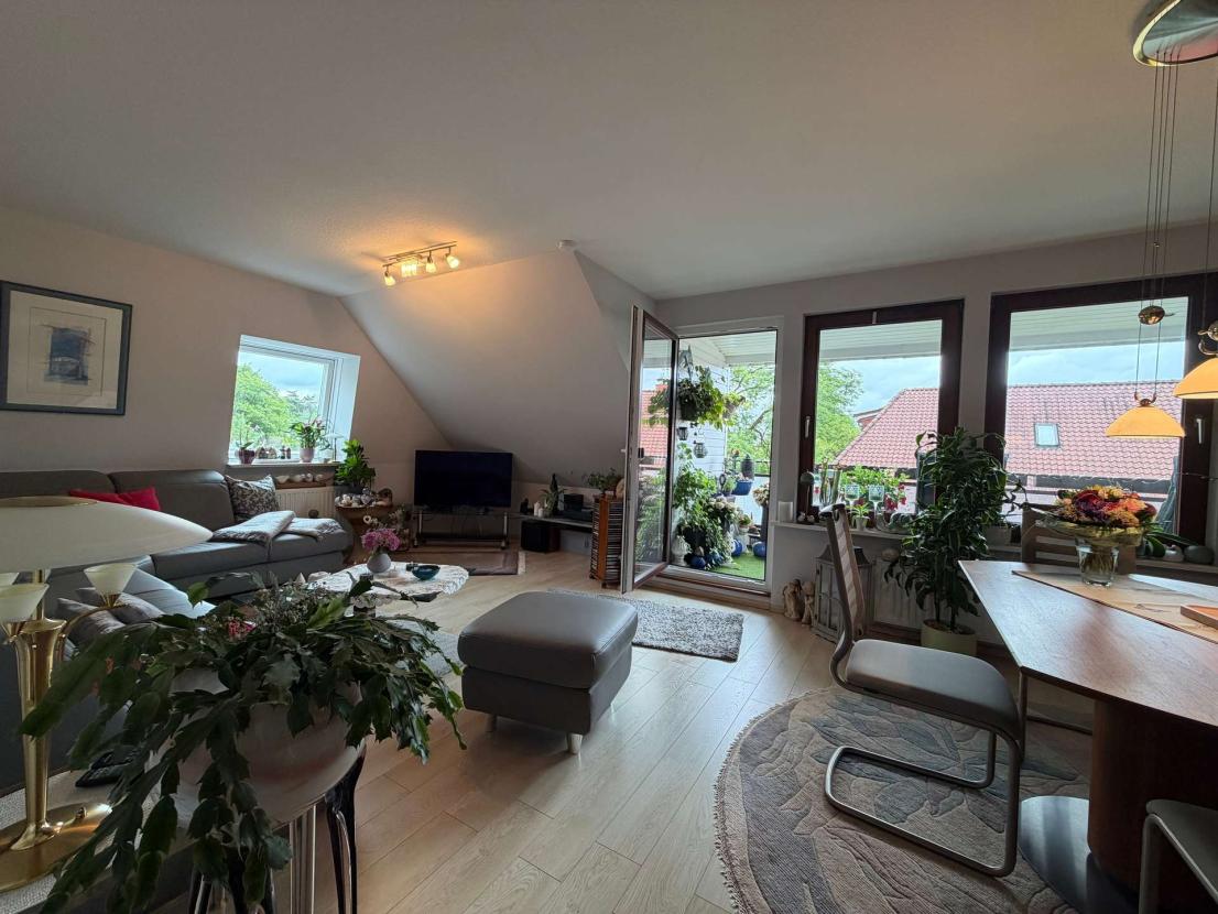 Wohnzimmer mit Balkon