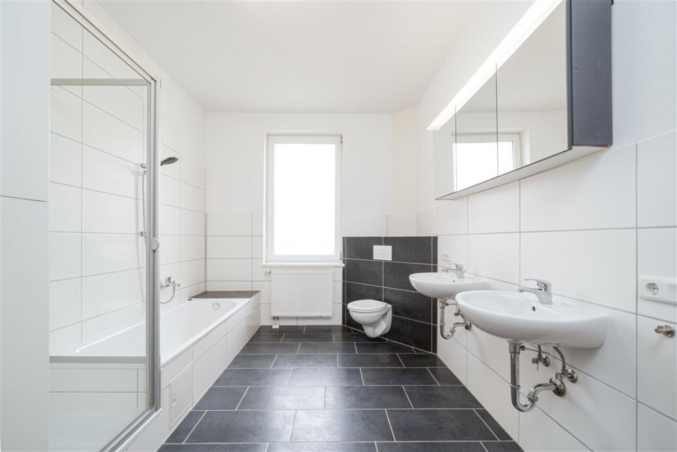 geräumiges Badezimmer