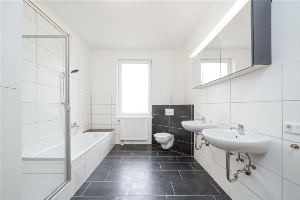 geräumiges Badezimmer