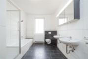 geräumiges Badezimmer