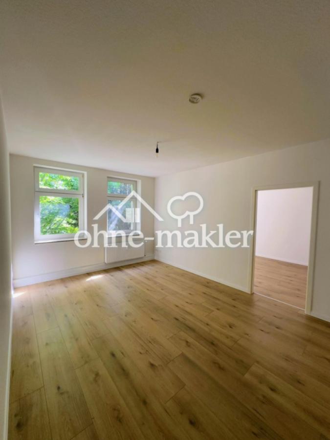 Wohnzimmer – Blick zu Fenstern
