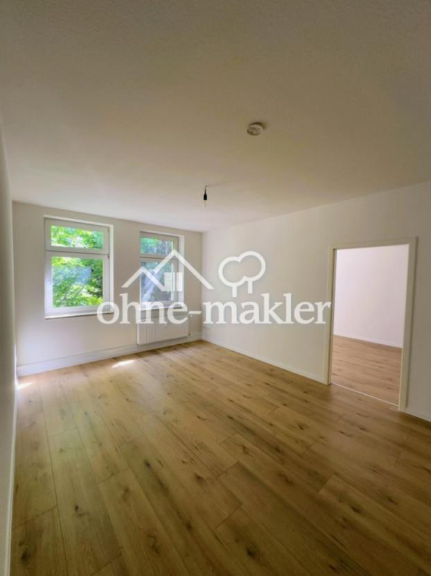 Wohnzimmer – Blick zu Fenstern