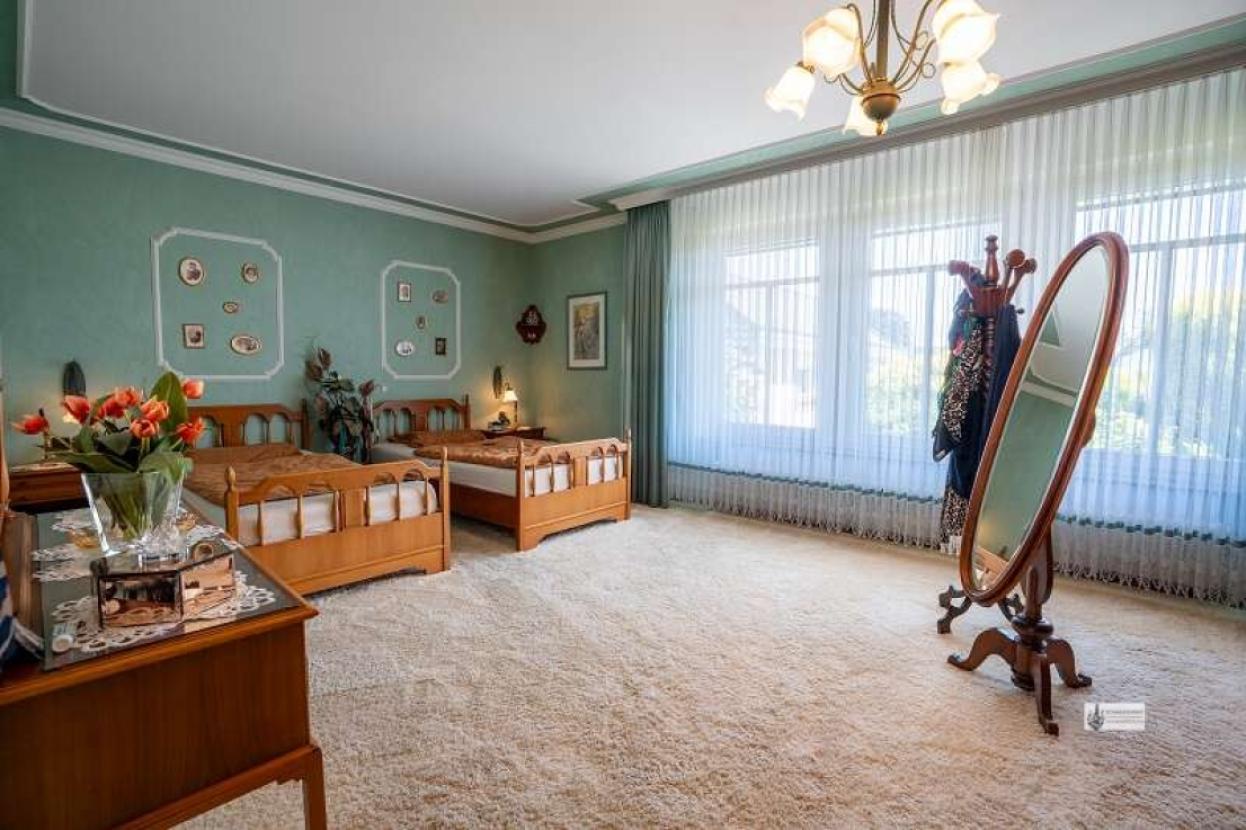 Großes Schlafzimmer im OG