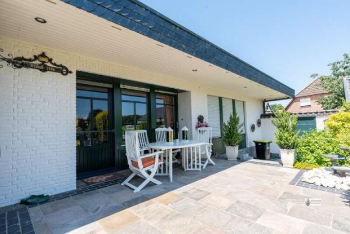 Überdachte Terrasse mit Lichtstrahlern