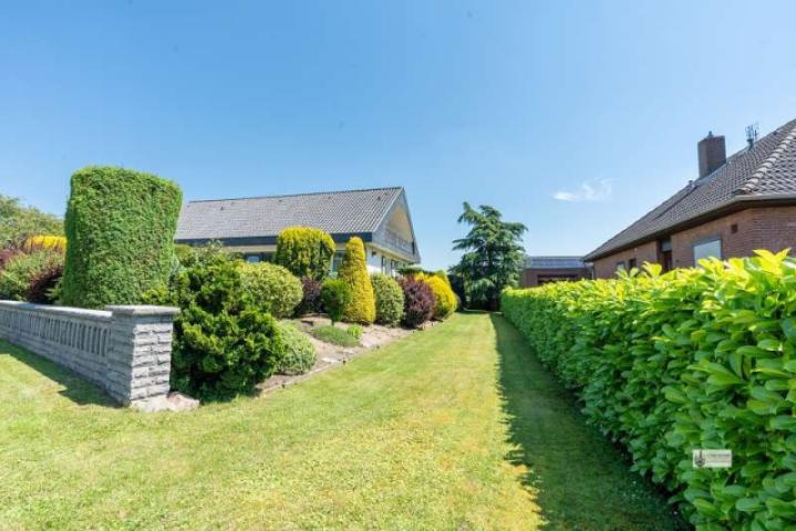 Zufahrt zum Garten rechts am Haus vorbei