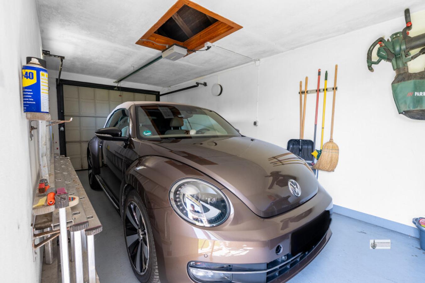 Große Garage mit Funkantrieb