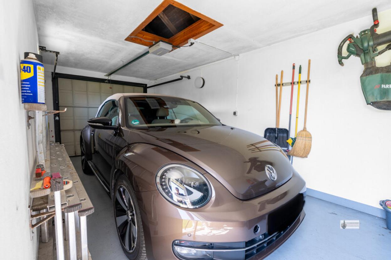 Große Garage mit Funkantrieb