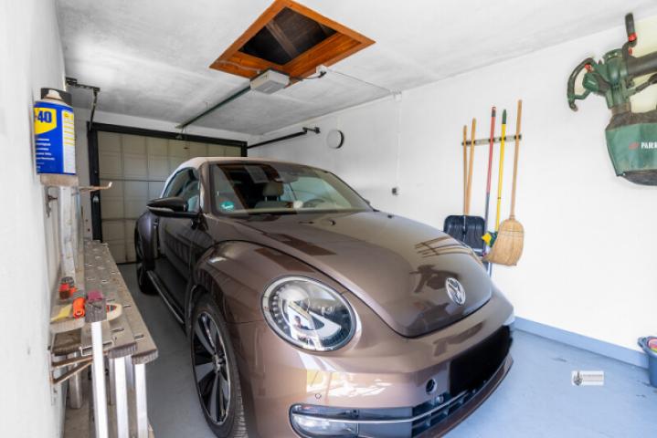 Große Garage mit Funkantrieb