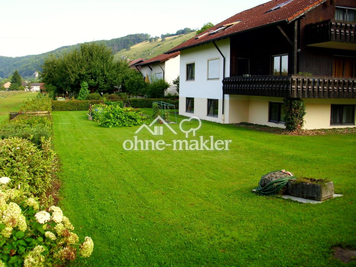 Hausansicht mit Garten