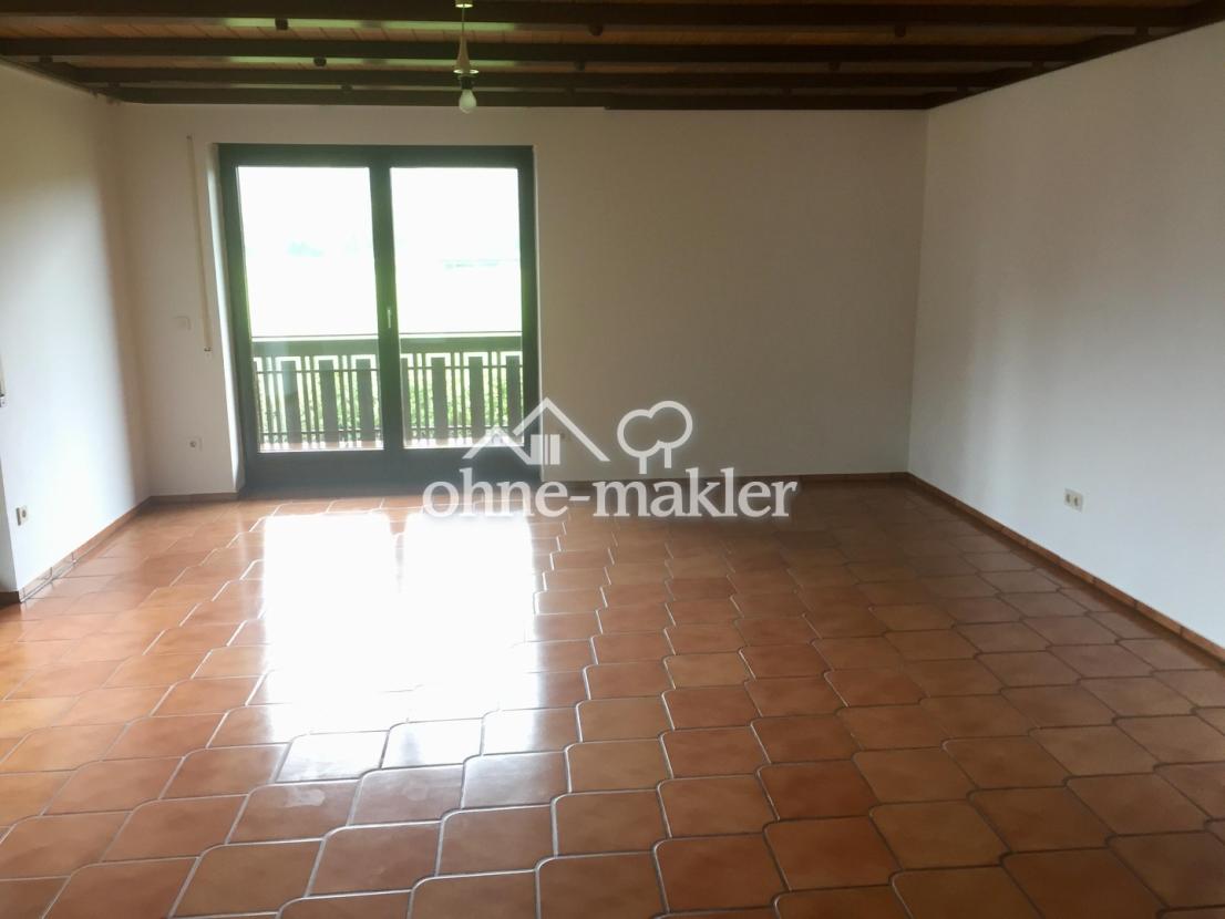 Wohnzimmer mit Balkon