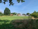Blick auf eigene Wiese und Hof