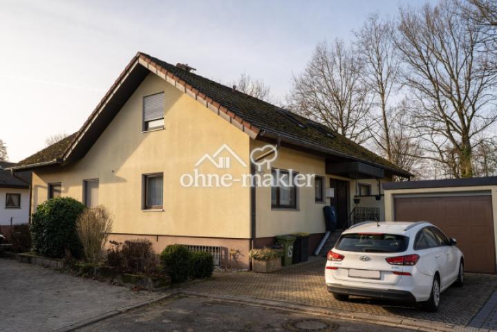 Außenansicht mit Garage