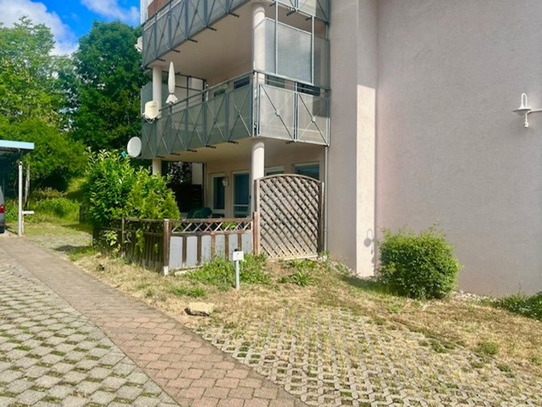 Terrasse und Stellplatz