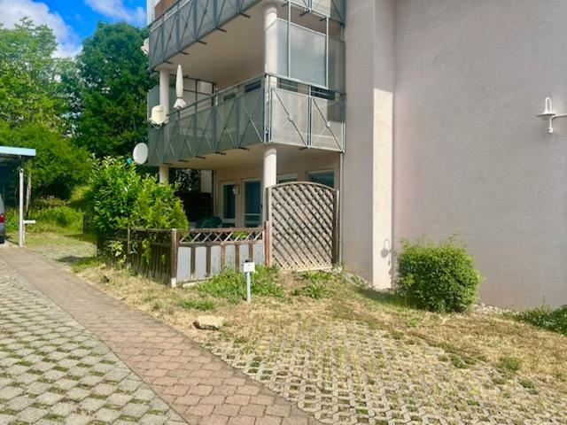Terrasse und Stellplatz