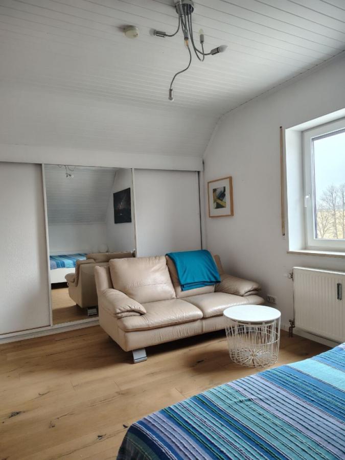 Schlafzimmer 1 mit 2-Bett + Ledercouch