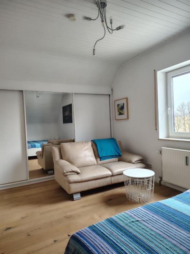 Schlafzimmer 1 mit 2-Bett + Ledercouch