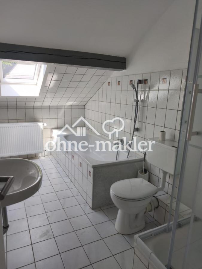 Badezimmer mit Wanne + Dusche