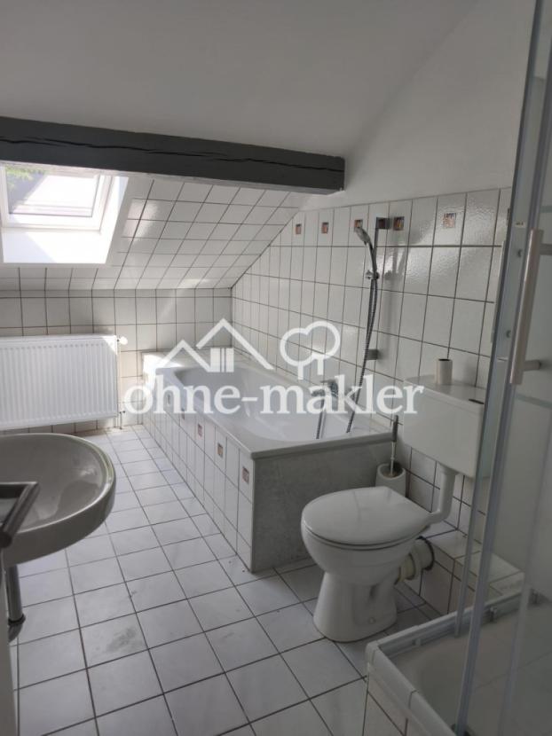 Badezimmer mit Wanne + Dusche