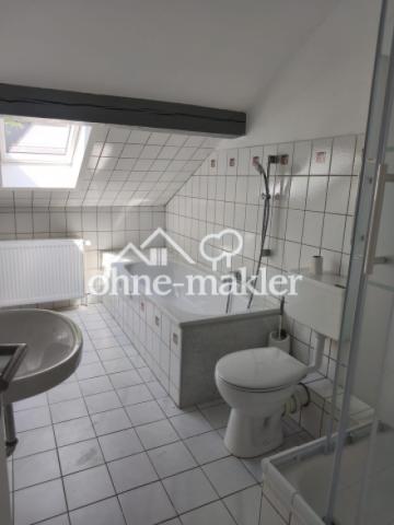 Badezimmer mit Wanne + Dusche
