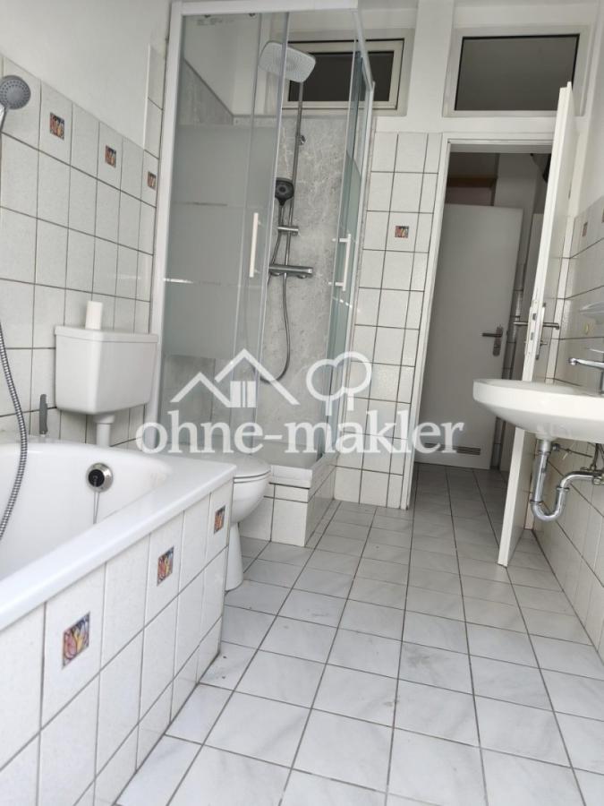 Badezimmer mit Wanne + Dusche