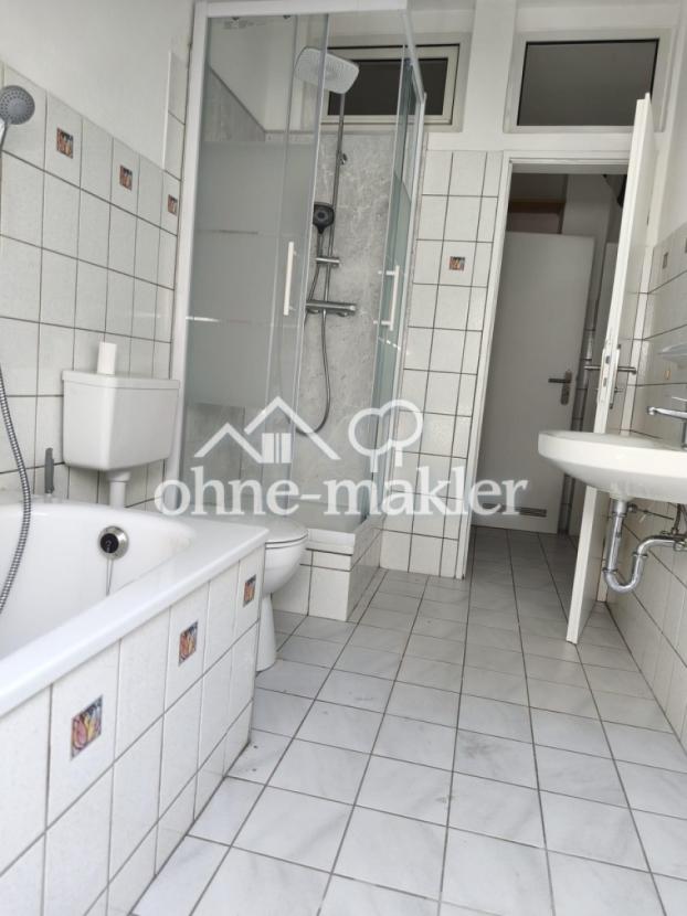 Badezimmer mit Wanne + Dusche